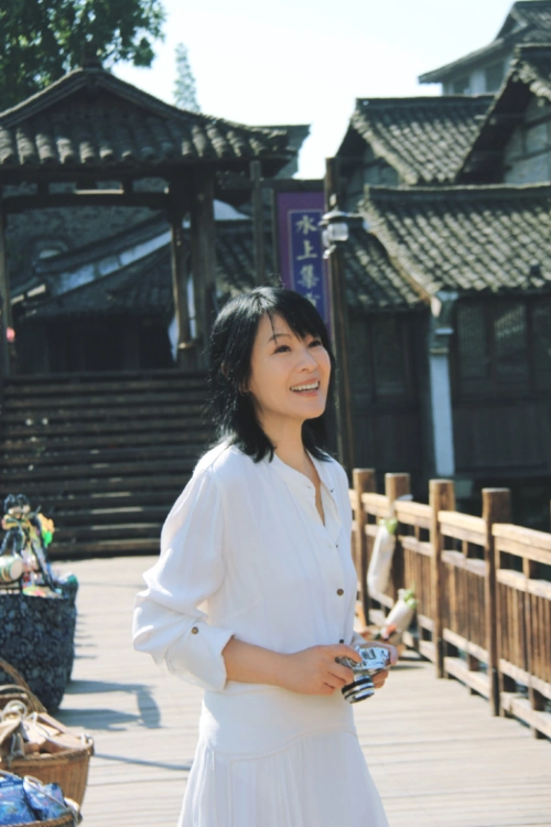 刘若英真是"不老女神",波波头短发搭配白色连衣裙,高贵优雅_腾讯新闻