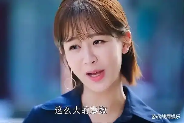 杨紫年少成名,凭借《家有儿女》中的角色小雪成为家喻户晓的小演员.