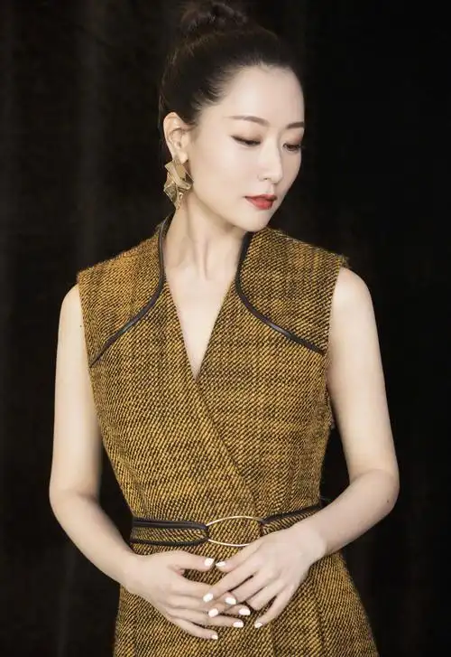 白冰高定礼服惹争议,被要求删照上热搜,灰色吊带的确大气