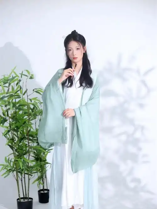 终于拍古风写真啦!总要当一回古装美女吧#清冷风 #汉服  - 抖音