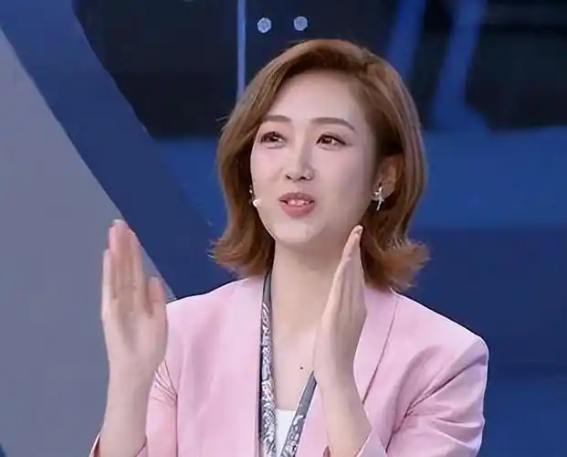 央视美女主持人王嘉宁29岁才选择嫁人真幸运事业爱情双丰收