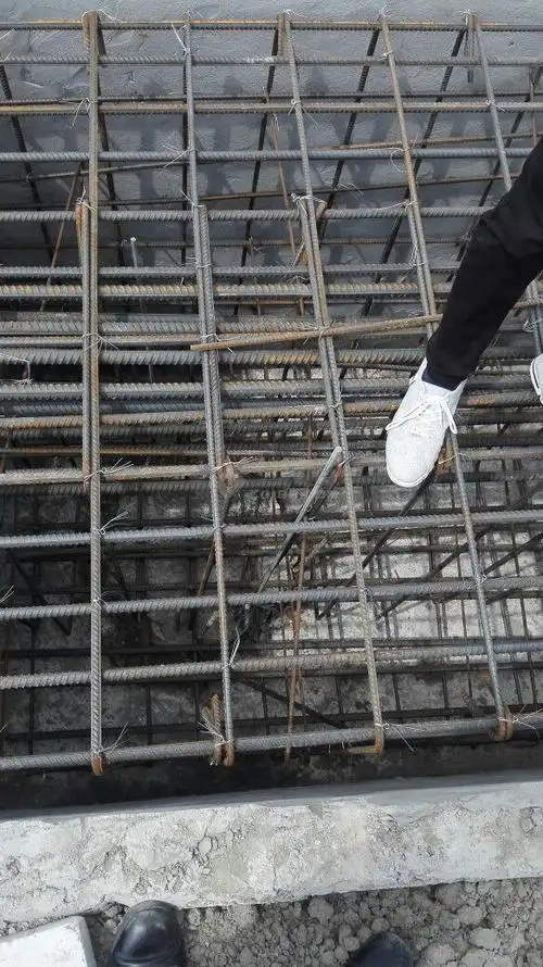 防雷引下线接地现场这样做是否符合要求.