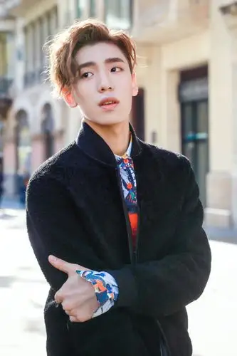 好可爱!一头卷发的王子异小哥哥简直太帅了