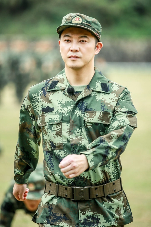 沙溢一板一眼彰显军人气质 克服怕犬的困难成为训犬营养师