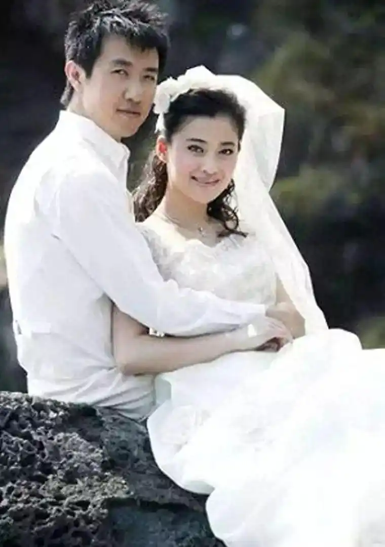 回顾悲惨梅婷花400万养不熟一个白眼狼再嫁大11岁丈夫得幸福