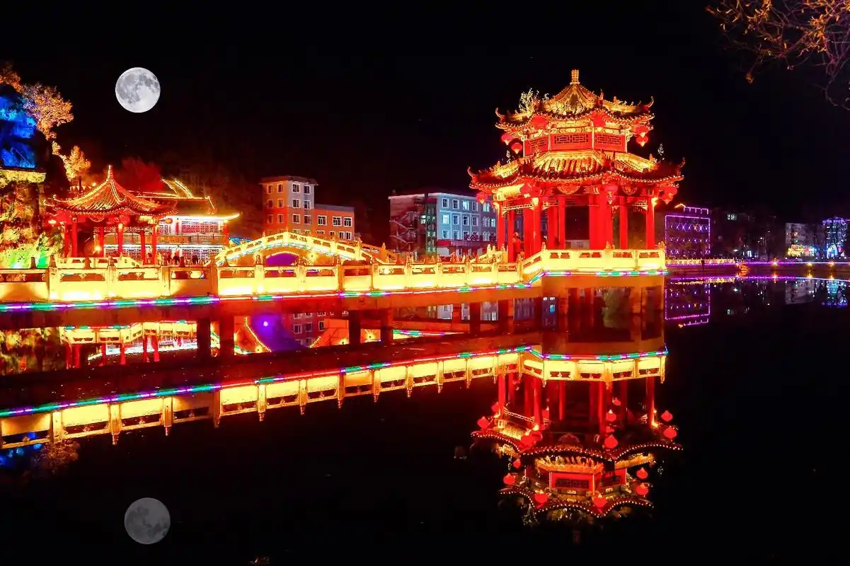 风光摄影:灯火辉煌的月牙湖