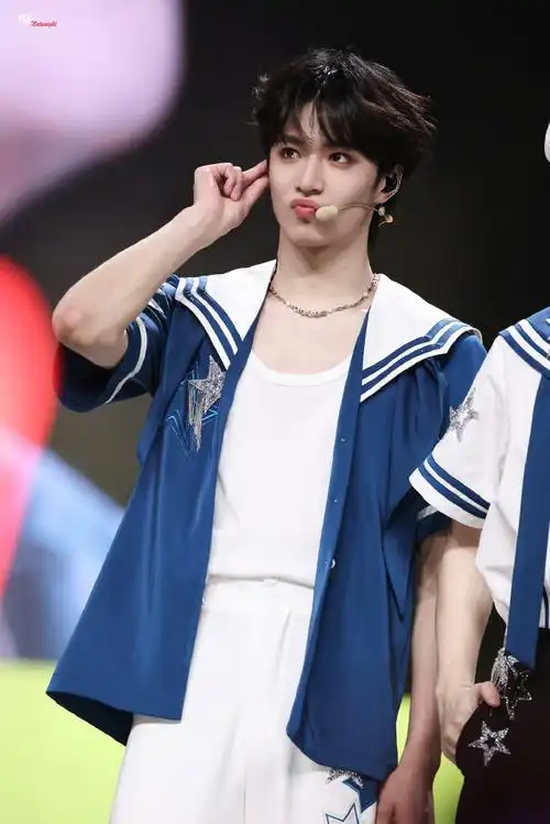 今日星拍放送##刘耀文一对一教粉丝手势舞##刘耀文倔强的小男孩