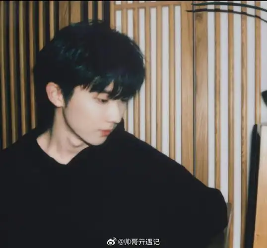 马嘉祺喉结好苏##马嘉祺黑色上衣