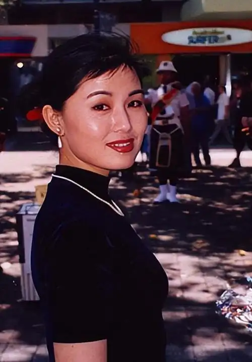 其中二女儿李童,从小就爱好文艺,想当演员.可李亚林却不同意.