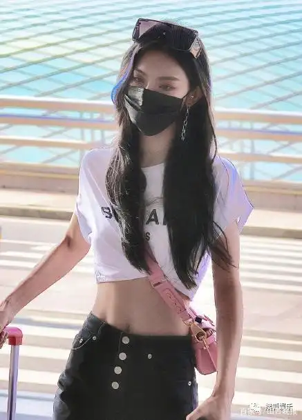 曾可妮手臂上还有清晰可见的肌肉线条,说句好身材不为过吧?