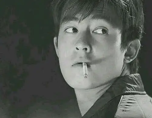 陈冠希被曝捡自己的烟头是长进了么