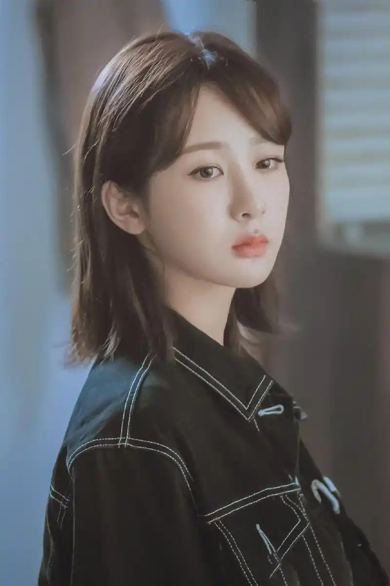 杨紫晒短发造型获赞40余万,称长发跟她没缘分,衬出干练甜美