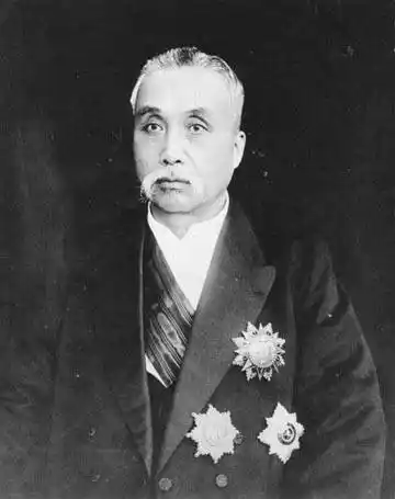 在晚清位极人臣,做到军机大臣,太傅衔太保,进入民国,做过袁世凯的"