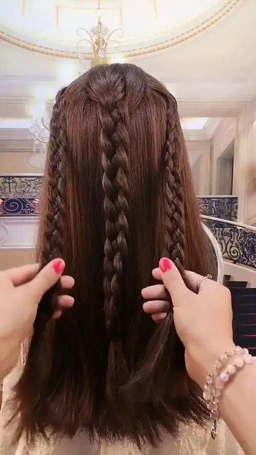 今天教大家编四股辫,这样编好看又好玩,快来试试吧!