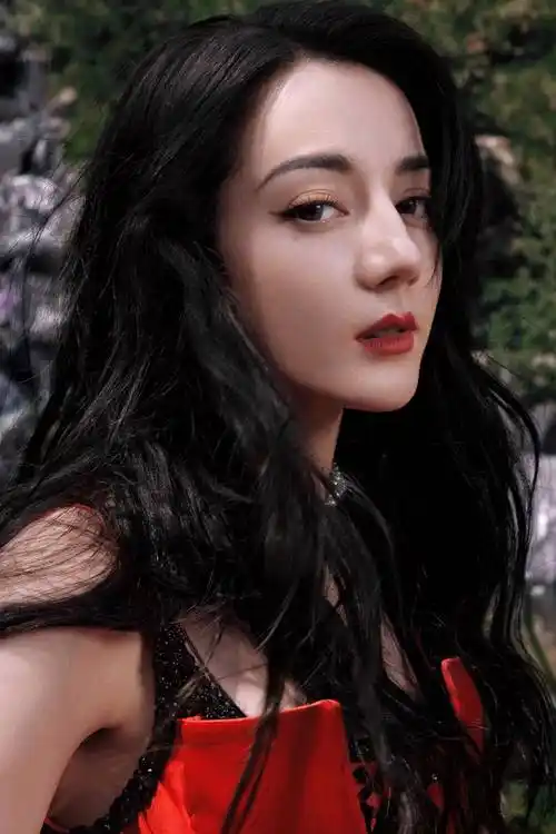 迪丽热巴火焰红裙上热搜,摄影师惨遭粉丝吐槽以后不用合作了_造型