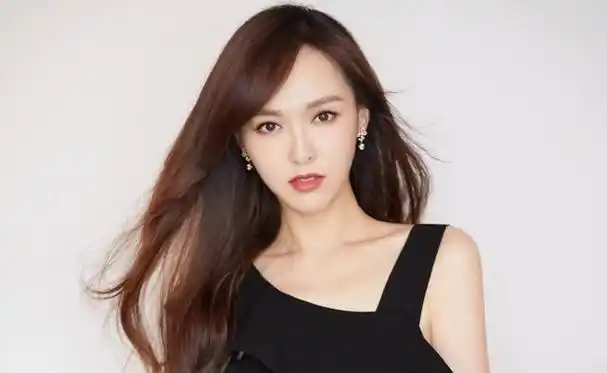 一看正脸是大美人,侧脸却一马平川,这7位女星美得很勉强