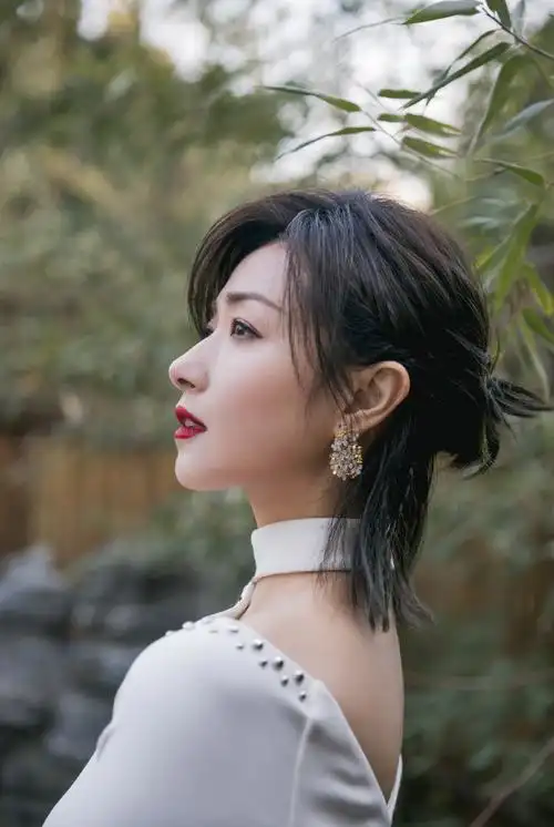 带层次感的中长发直发(35岁左右的女人留什么发型好看?