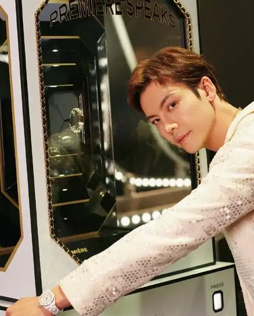 陈伟霆亮片刺绣西装造型#饱饱身穿白色亮片西装亮相活动,整个人贵气