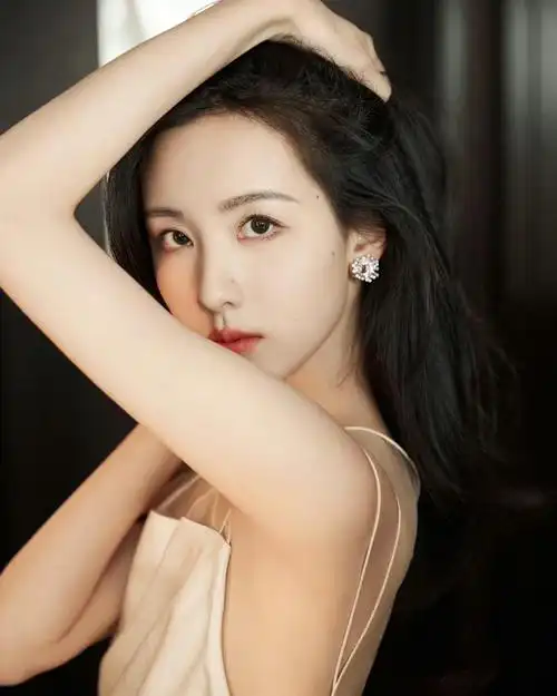 陈都灵今日扫楼造型图,肤白貌美大长腿,颜值身材过于优越了……_高清