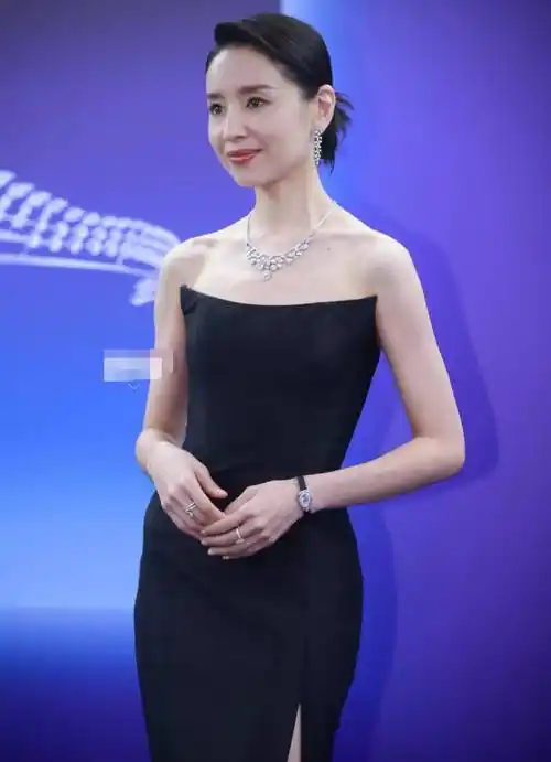 像董洁这样的饱满脸型,配上卷发,显得非常明亮,威严.