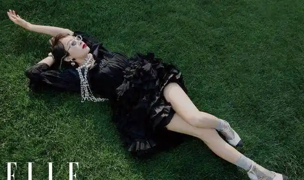 原创宋茜宫廷大片曝光穿小黑裙搭礼帽美若赫本涂红唇似时尚俏女郎