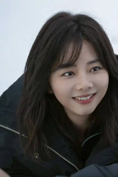 女明星谭松韵写真剧照:俏丽可爱,靓丽青春