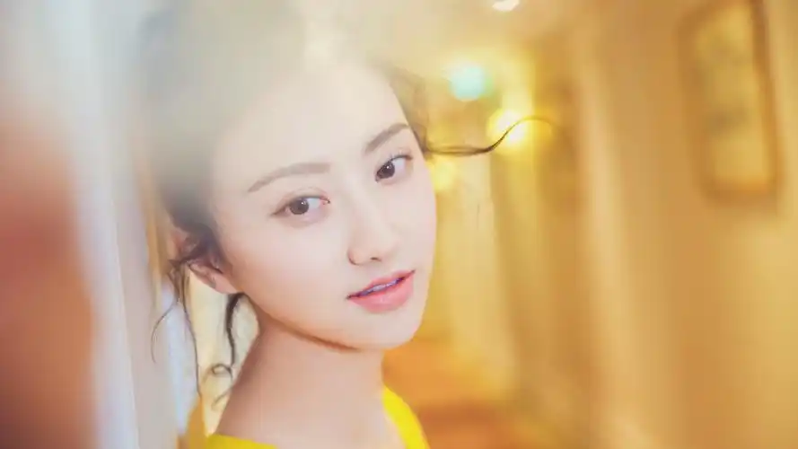 甜美伶俐的景甜时尚写真