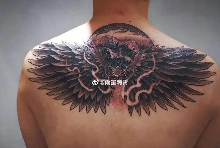 翅膀纹身图片_肩部背部新传统欧美写实纹身图案