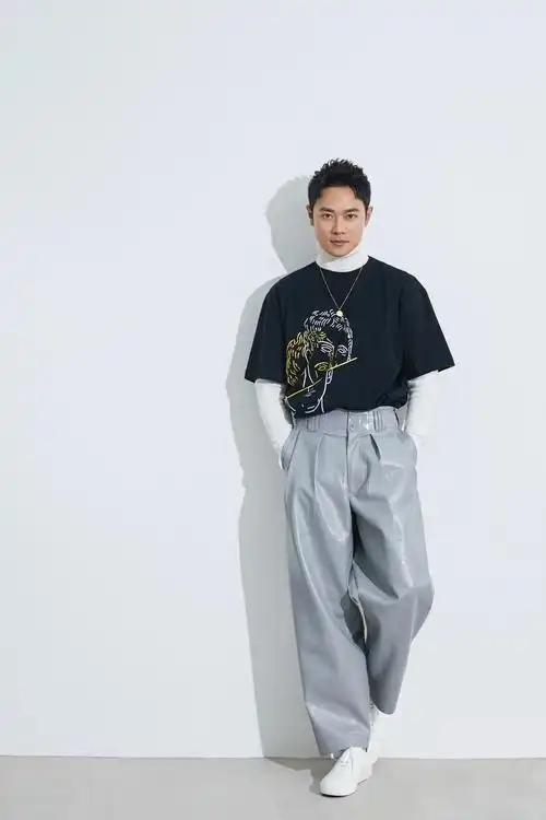 曹骏时尚look个性帅气 清澈眼眸沁人心脾