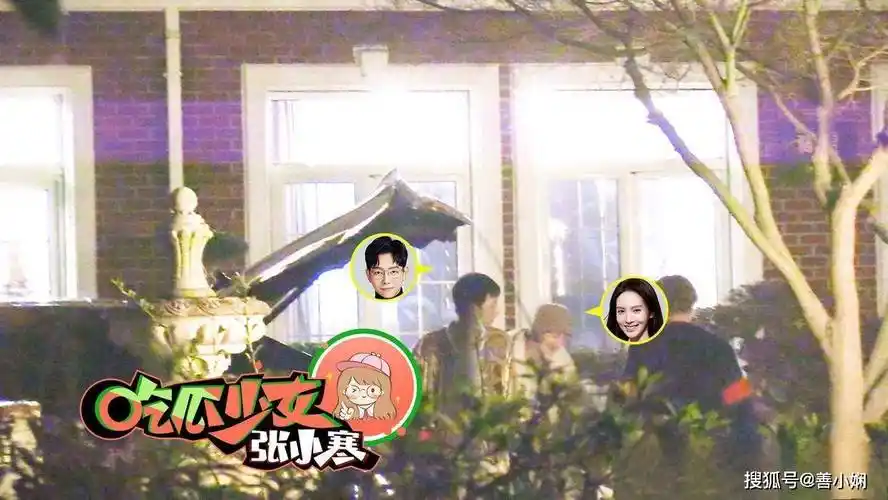 由于胡夏的小区外来车辆进不去,胡夏只好亲自开车接金晨进小区.