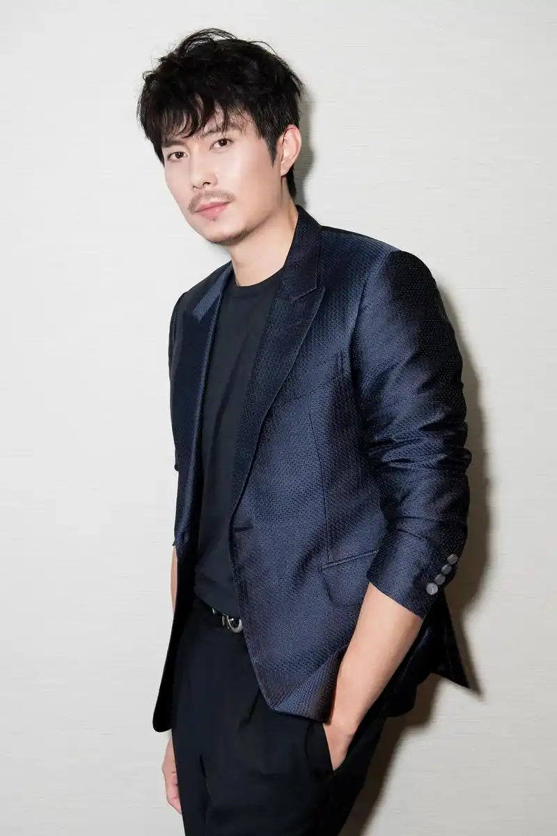 演员艾伦allen亮相国际华语电影节 蓝色丝绒西装优雅绅士