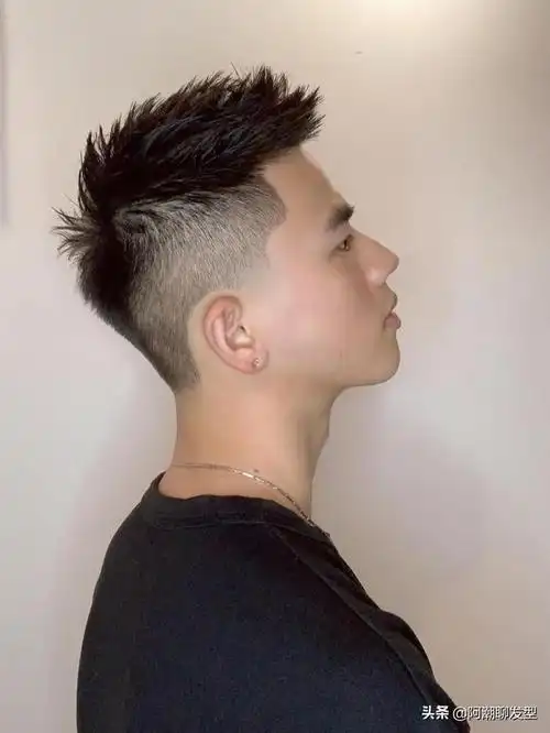 男士两边铲刘海一边倒发型(年底了男发别瞎剪)(1)