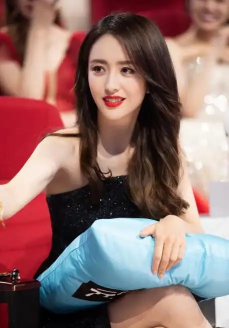 事实证明,40岁"离婚不分家"的佟丽娅,早已选择了另一种人生