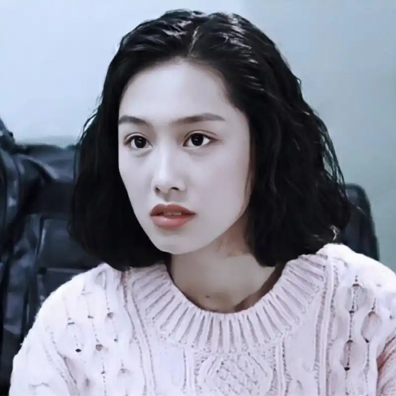 1991年,朱茵参演电影《逃学威龙2》开启演艺道路.