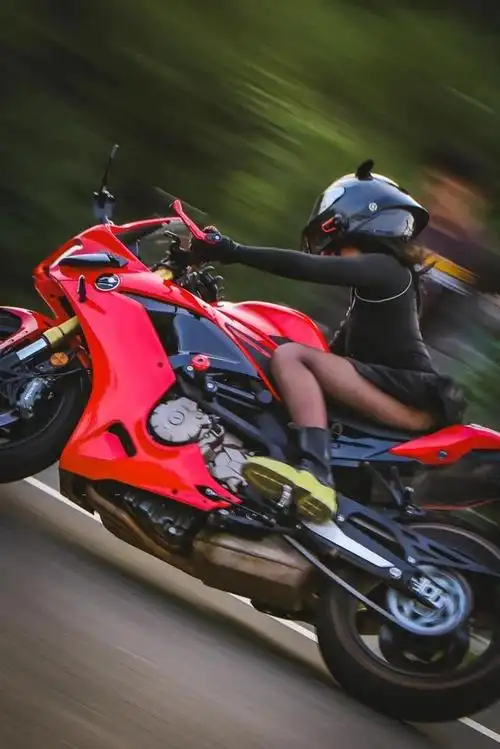 抖音网红机车美女香消玉散,逆行压弯害人害己