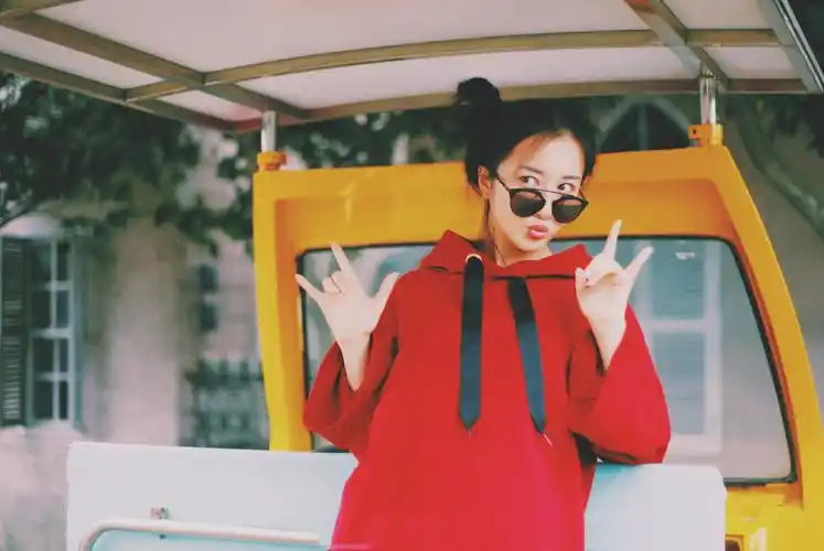 李依晓双丸子头可爱活力写真图片56