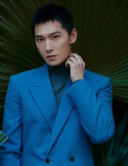 顶着"军艺校草"的称号出道的杨洋,皮肤白皙,脸型和五官真的是无可挑剔