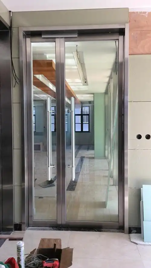 安装玻璃门,玻璃隔断 - 建材批发交易网