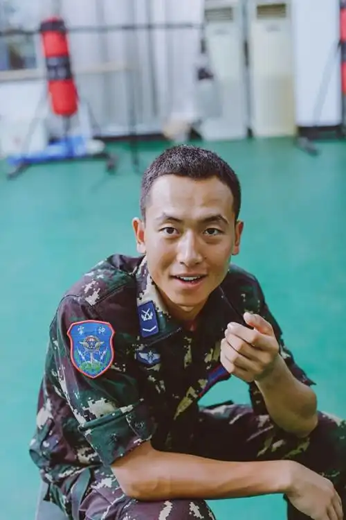 真正男子汉第二季杨远班长离开了吗明星军衔等级肩章怎么分