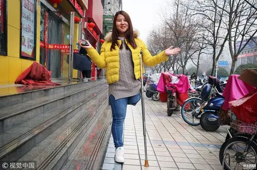 21岁单腿女孩进城打拼月入5万买车又买房