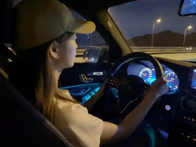 转眼驾龄一年了女孩子开车真的很酷