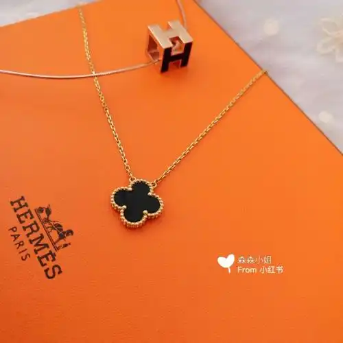 vca四叶草是16年底入手的,刚买没一个月,就出了圣诞限量款,带钻黑色