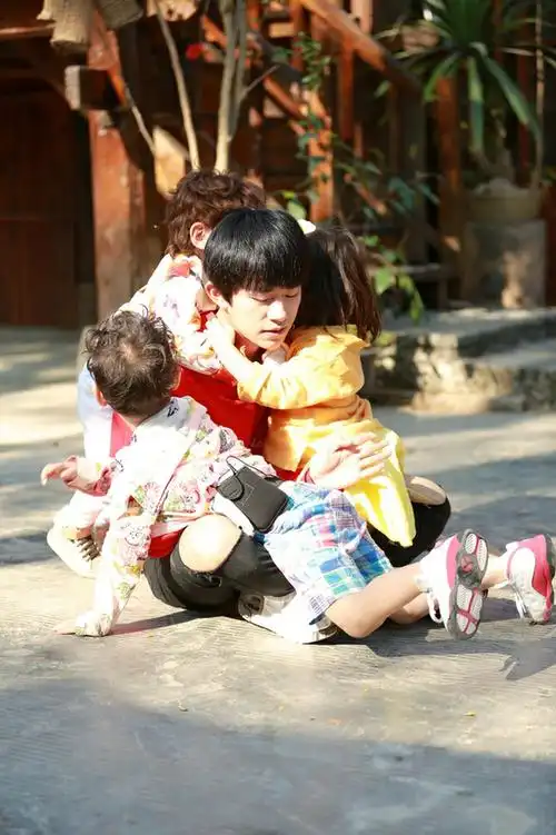 胡歌,鹿晗,张艺兴,易烊千玺抱娃大比拼 论难度我只服易烊千玺