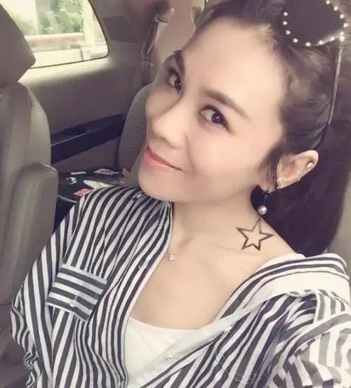 蔡健雅抵达上海晒活力美照小秀迷人锁骨显性感