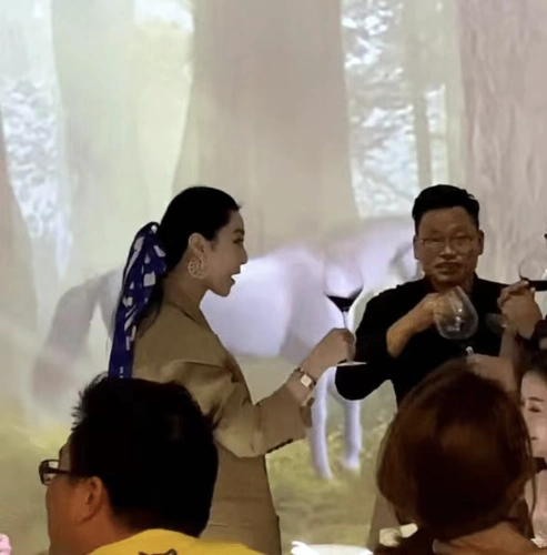 原创范冰冰参加酒局使尽浑身解数与大佬喝酒热聊把亲爹晾一边