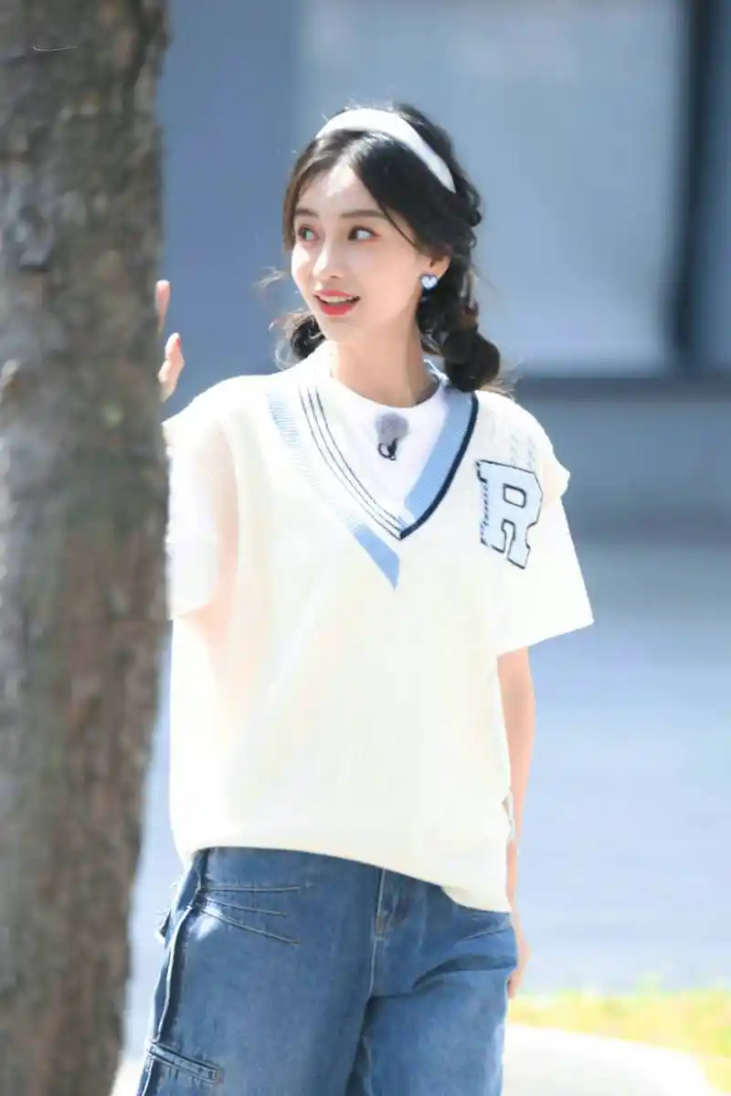 杨颖解锁秋季学院风新造型引热议,清新俏丽又减龄,看不出33岁_时尚