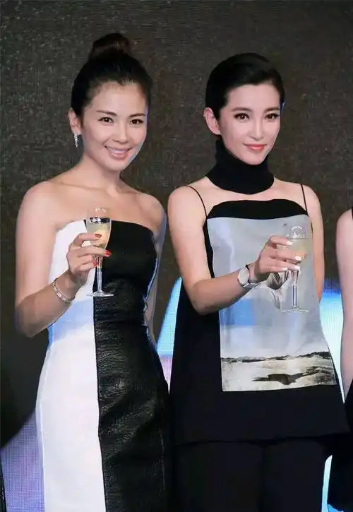 原创李冰冰岁数越大越有女人味与女明星合影赢的多