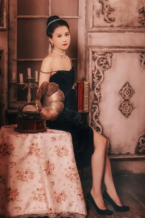 晶晶0904的写真摄影作品《赫本风格复古》