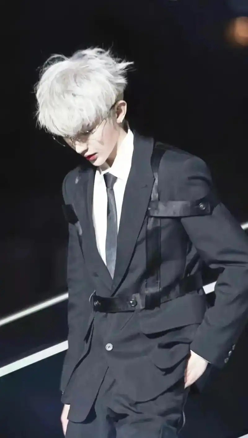 蔡徐坤这组照片杀疯了 #蔡徐坤#银发氛围感 - 抖音