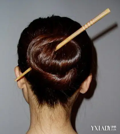 怎么用筷子扎头发三种方法教你简单盘发